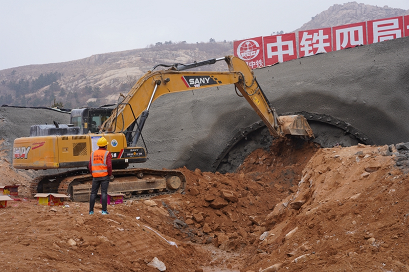 山东 莱荣铁路二标五座隧道全部进洞 土石方工程全面展开